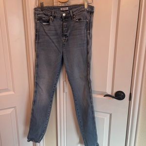 Good American denim jeans size 10 and stretch with 2 seams on side light color